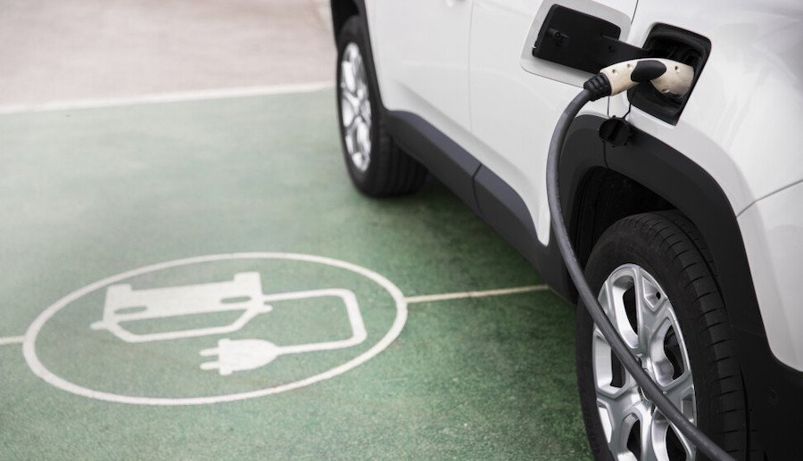 EMEL vai limitar estacionamento gratuito a carros elétricos