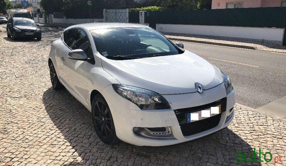 2012' Renault Megane photo #2