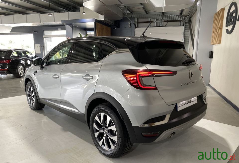 2020' Renault Captur photo #6