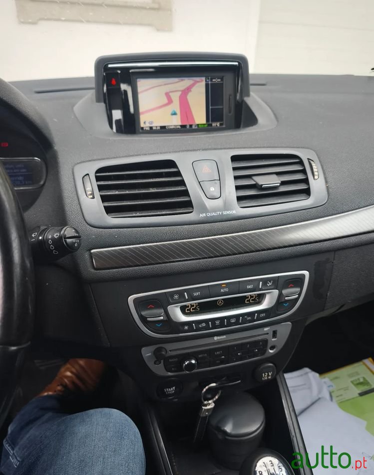 2013' Renault Megane Sport Tourer photo #3