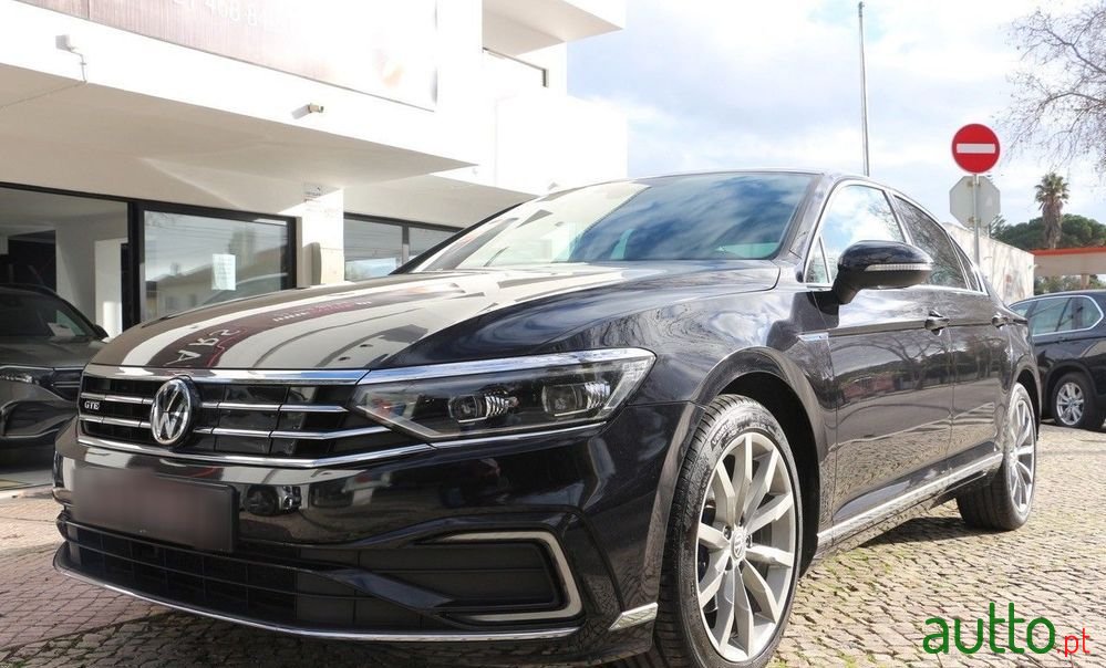 2019' Volkswagen Passat photo #2