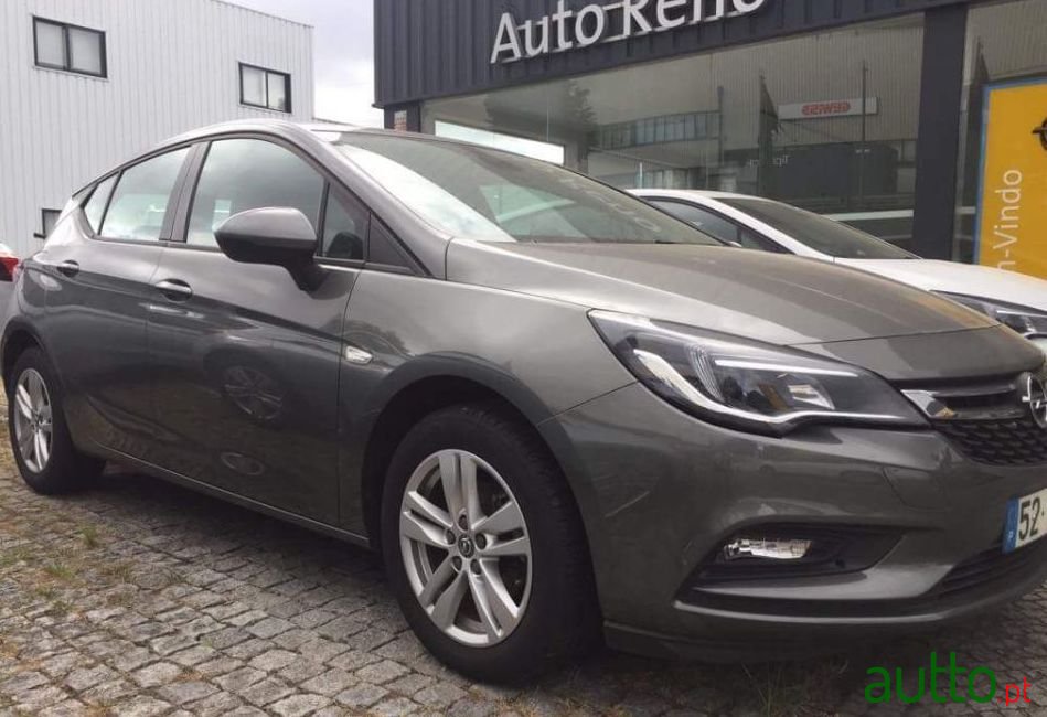2017' Opel Astra photo #2