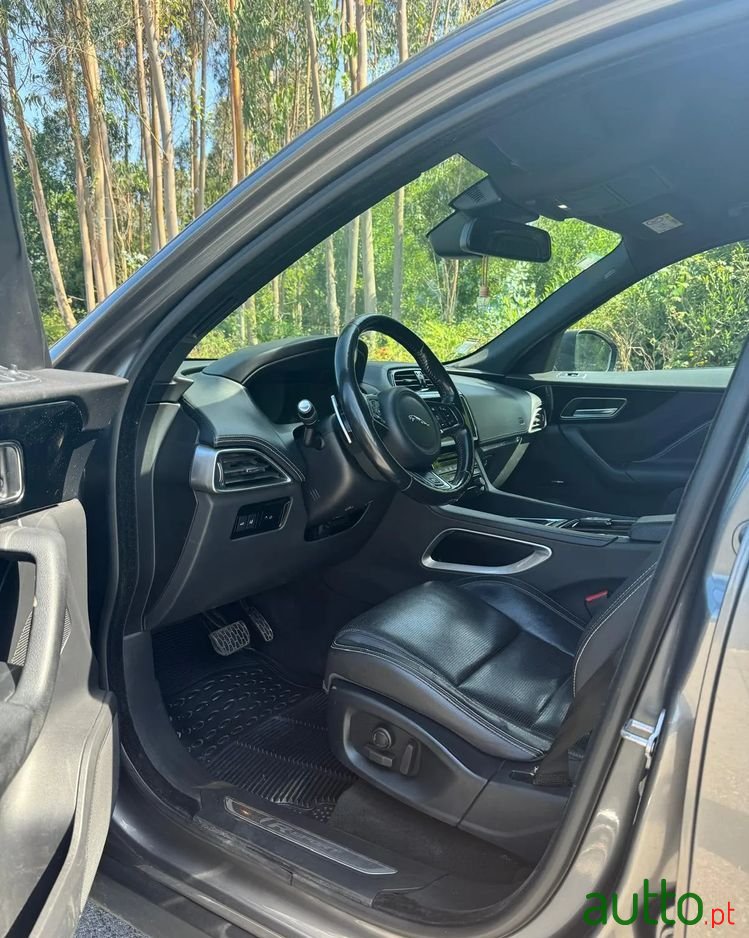 2018' Jaguar F-Pace photo #5