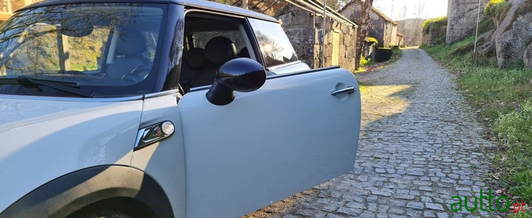 2011' MINI Cooper photo #3