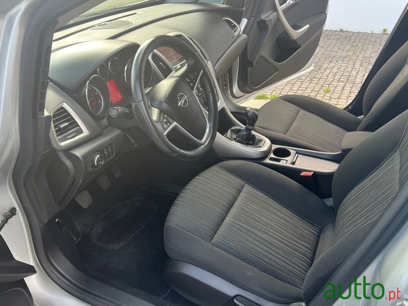 2011' Opel Astra Sports Tourer photo #5