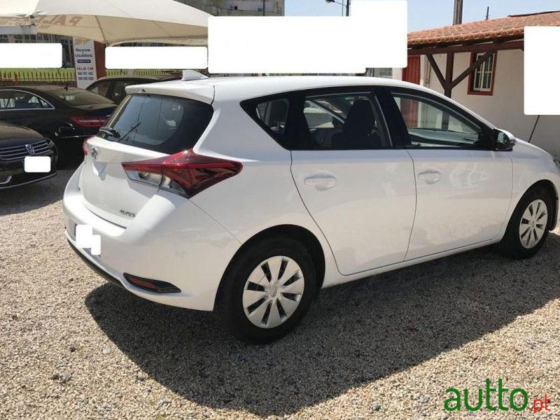 2015' Toyota Auris photo #2