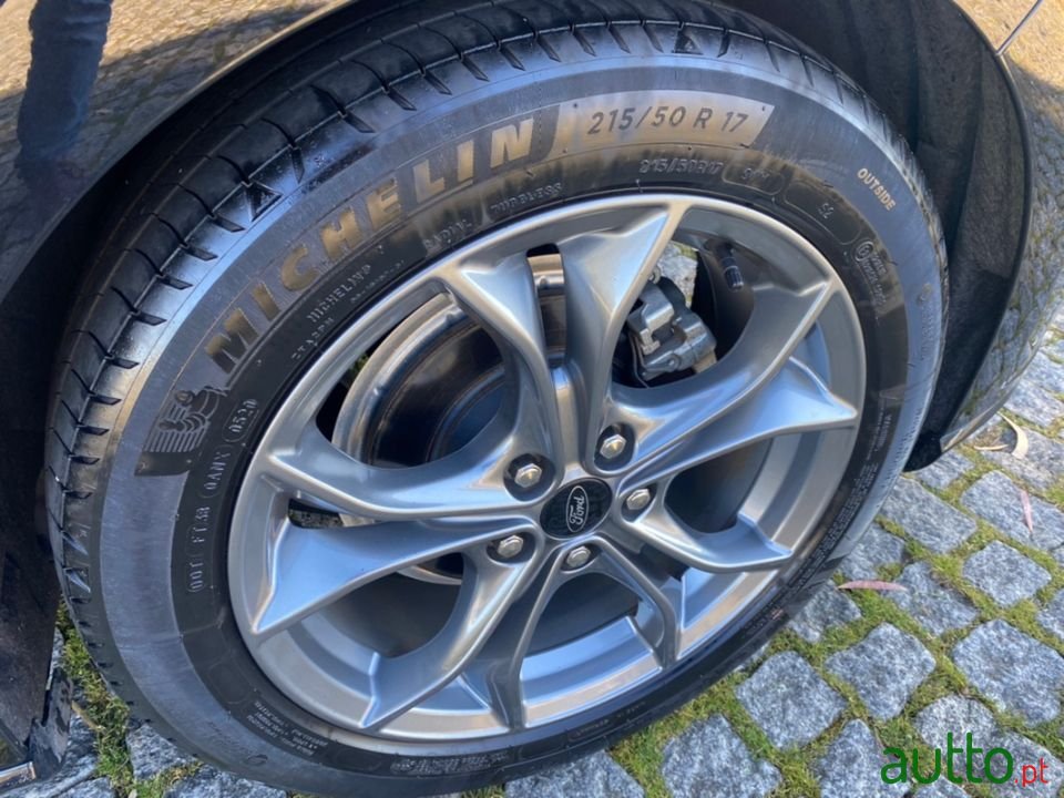 2020' Ford Focus photo #3