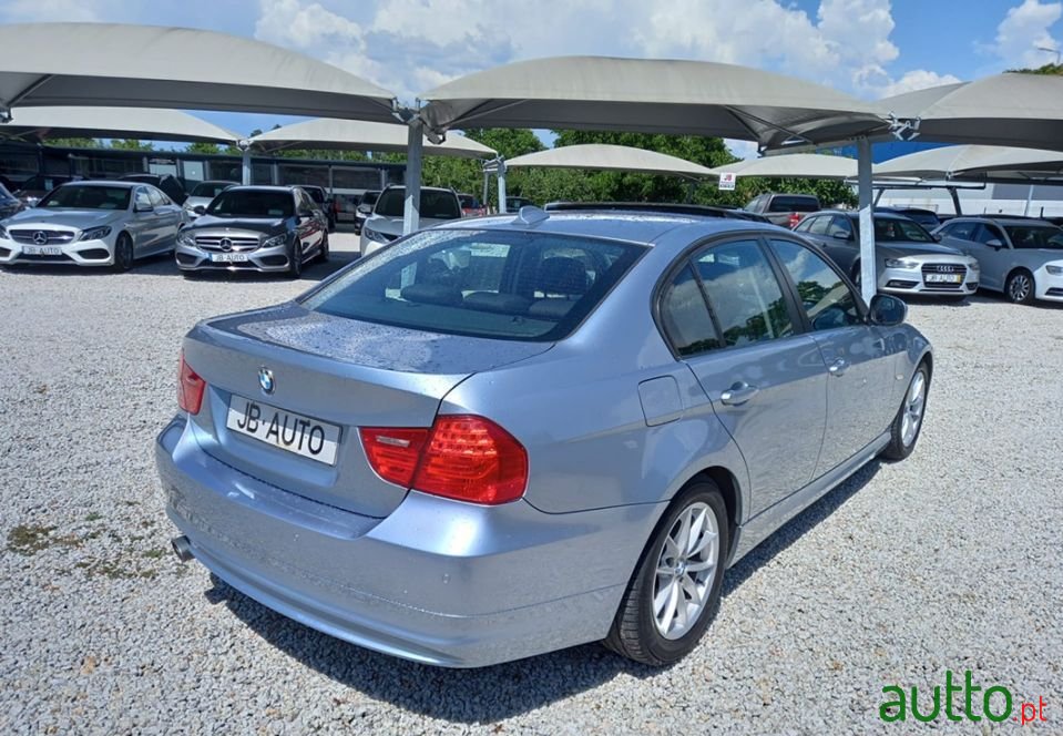 2010' BMW 320 photo #5