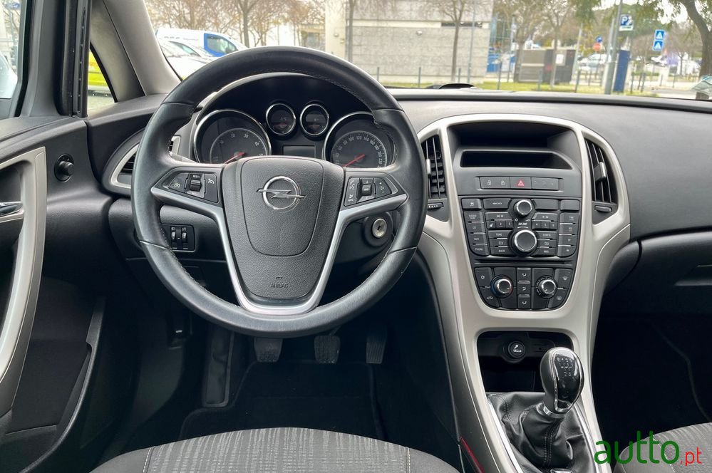 2011' Opel Astra Sports Tourer photo #6