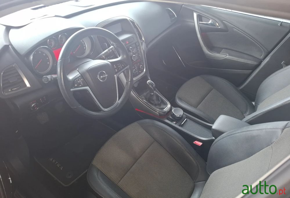 2010' Opel Astra 1.4 Cosmo photo #2