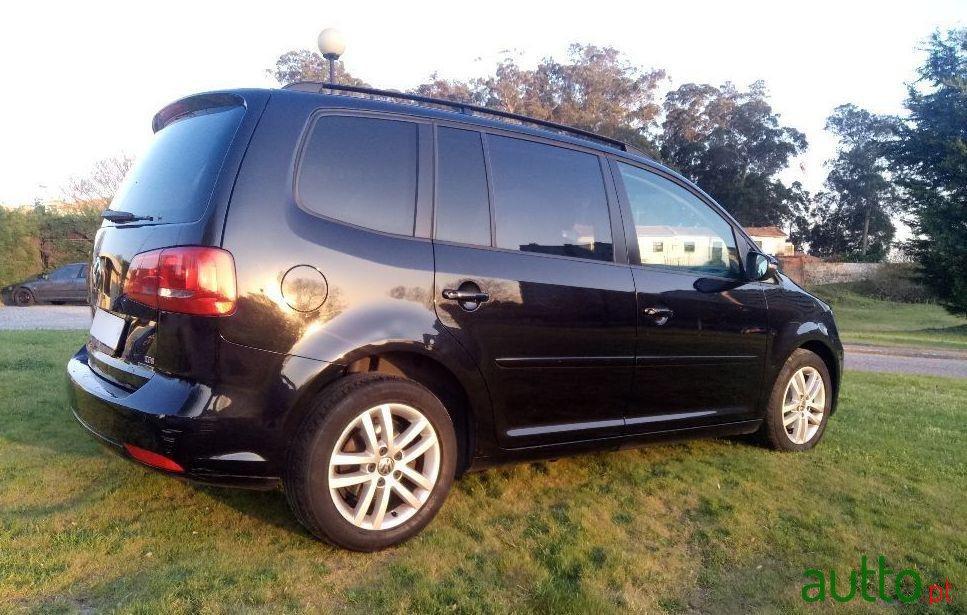 2011' Volkswagen Touran photo #1