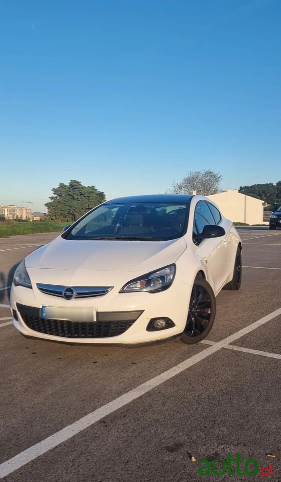 2013' Opel Astra Gtc photo #1