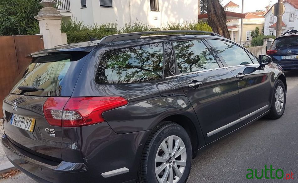 2011' Citroen C5 Tourer photo #2