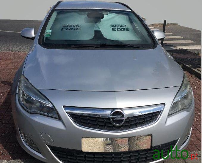 2011' Opel Astra Sports Tourer photo #3