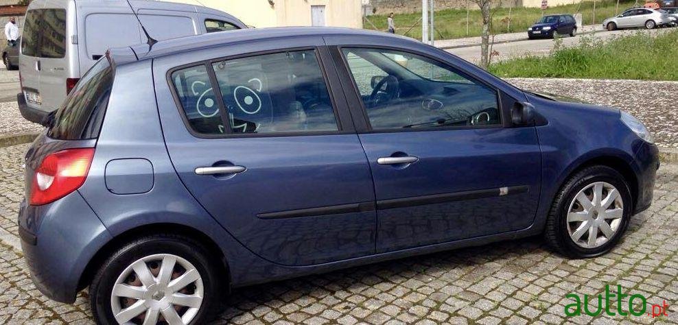 2008' Renault Clio 1.5 Dci photo #2