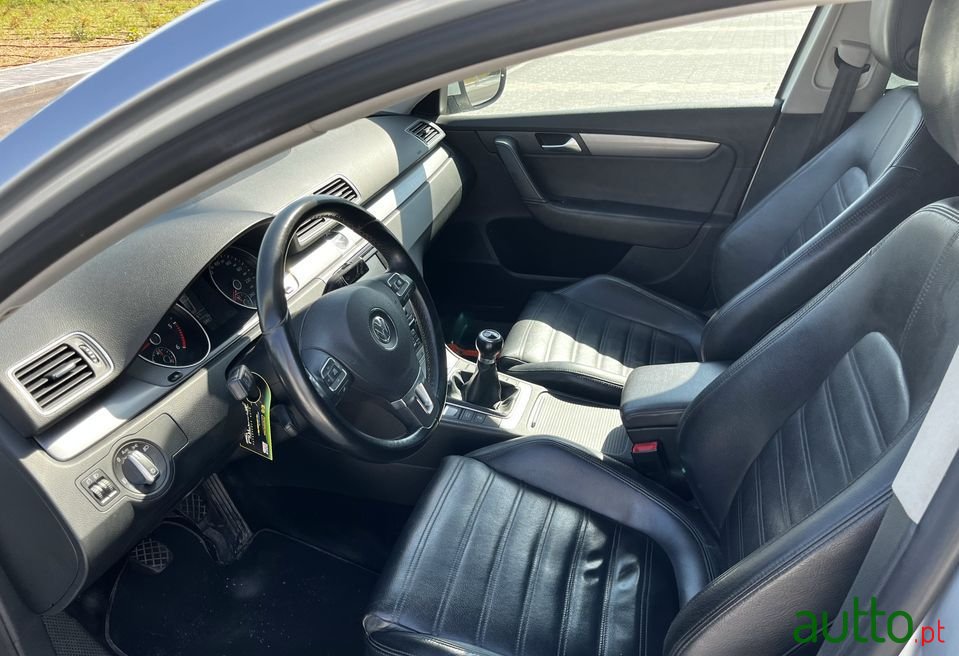 2012' Volkswagen Passat photo #5