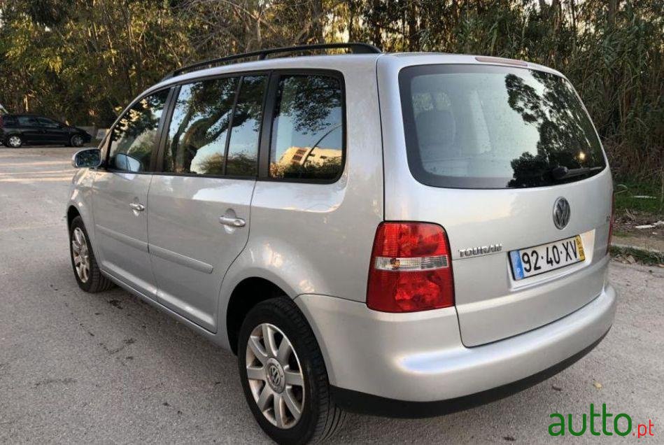 2004' Volkswagen Touran photo #1
