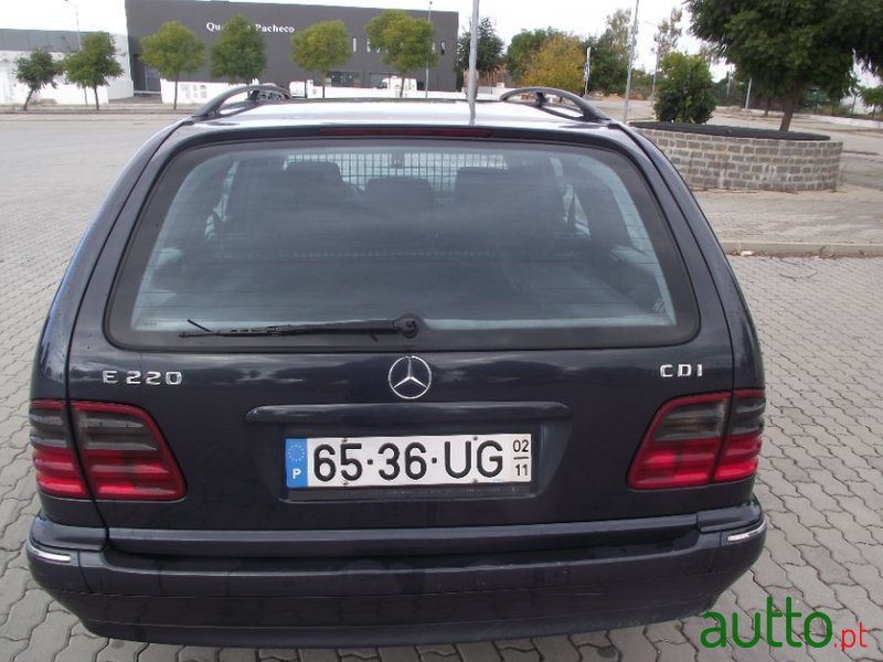 2002' Mercedes-Benz E-220 photo #3