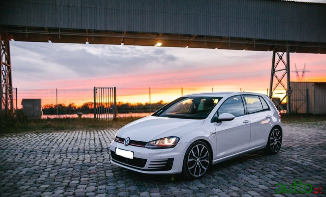 2014' Volkswagen Golf photo #1