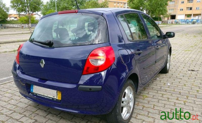 2007' Renault Clio 1.5 Dci photo #2