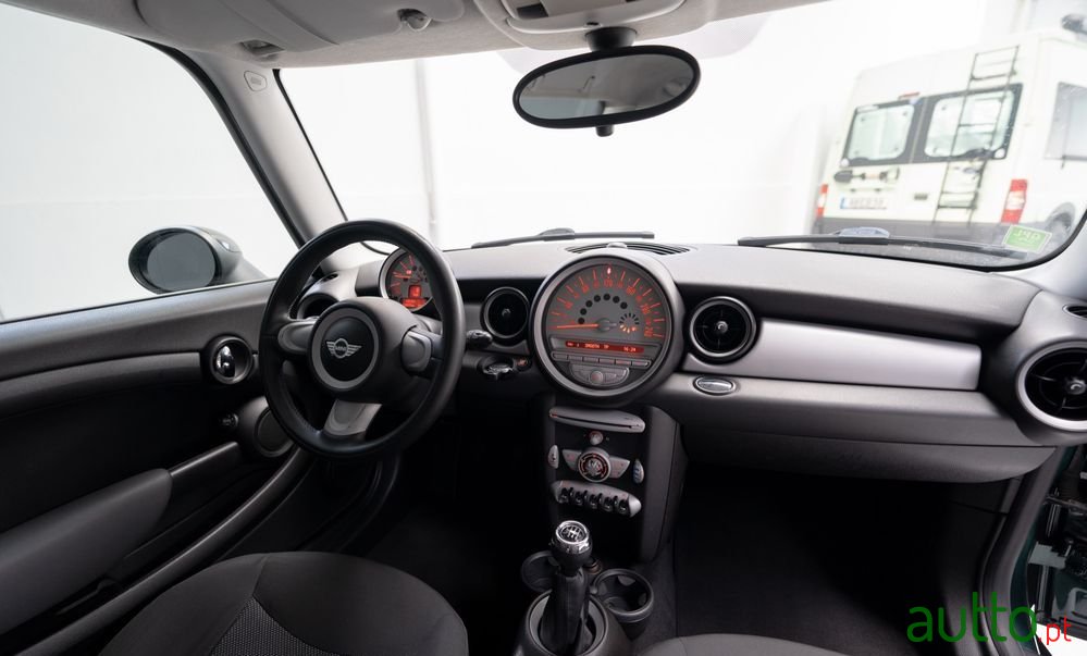 2007' MINI Cooper 3 Portas photo #2