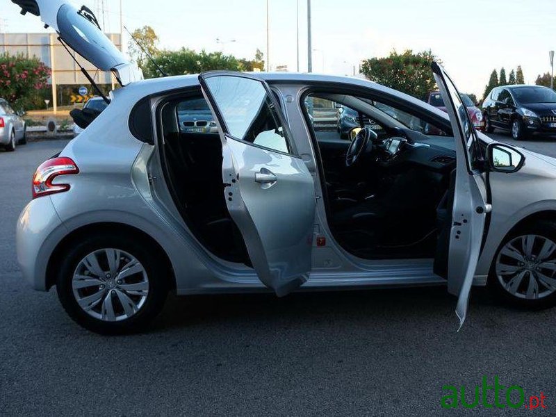 2012' Peugeot 208 1.4 HDi Active photo #1