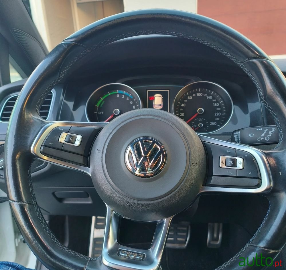2015' Volkswagen Golf photo #6