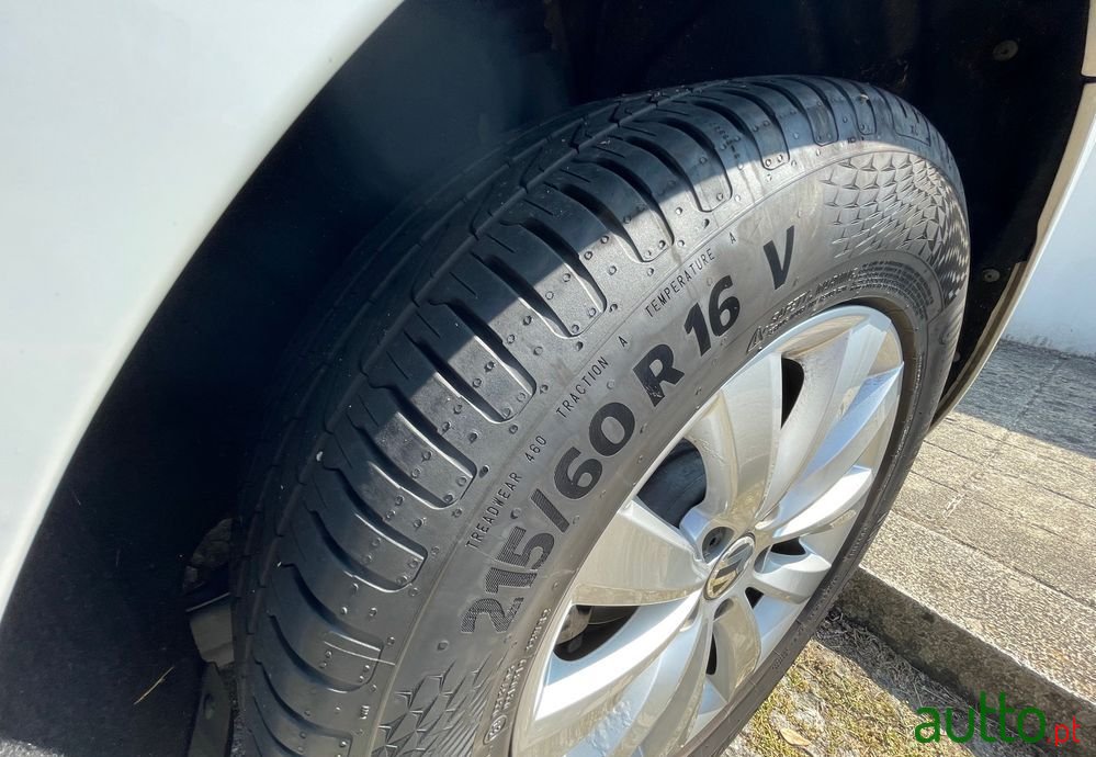 2015' Volkswagen New Beetle photo #6