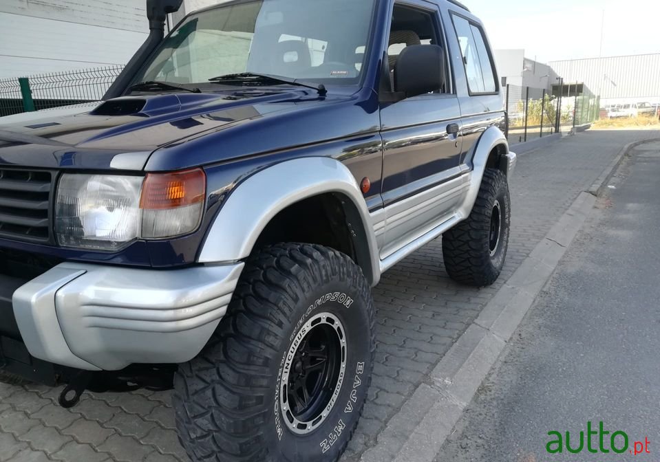 1997' Mitsubishi Pajero photo #2