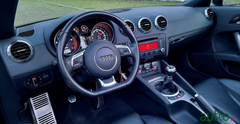 2011' Audi TT Roadster photo #5