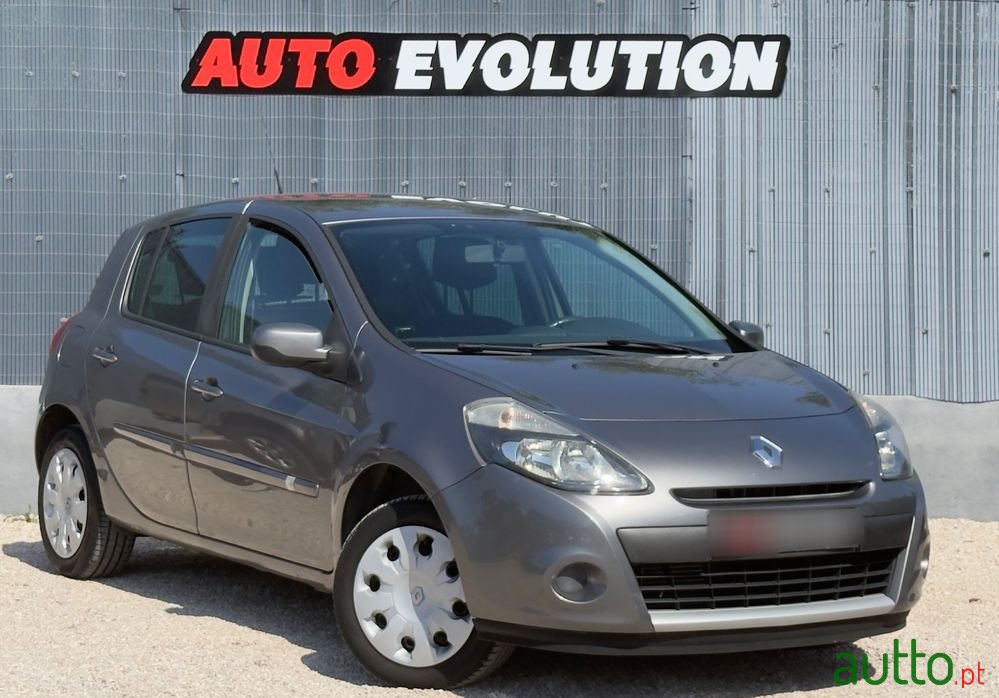 2011' Renault Clio photo #1