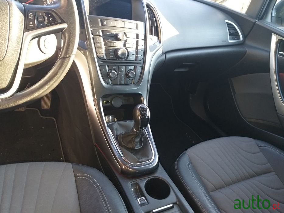 2014' Opel Astra photo #3