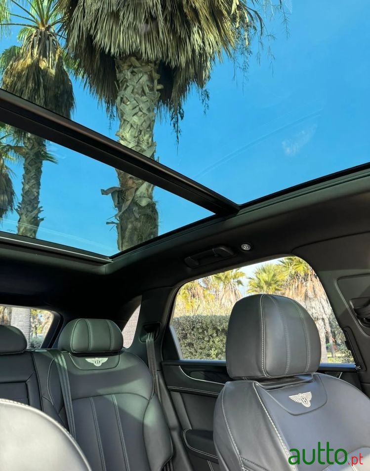 2018' Bentley Bentayga V8 photo #3