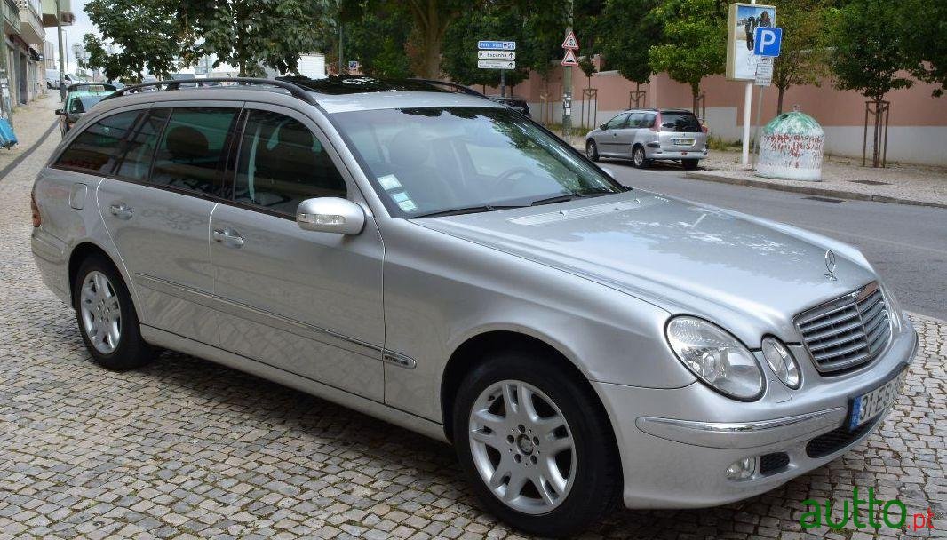 2004' Mercedes-Benz E-220 photo #2