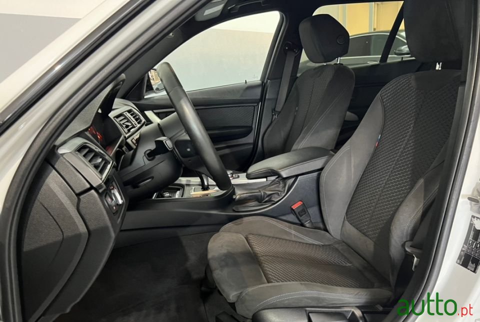 2013' BMW 320 photo #5