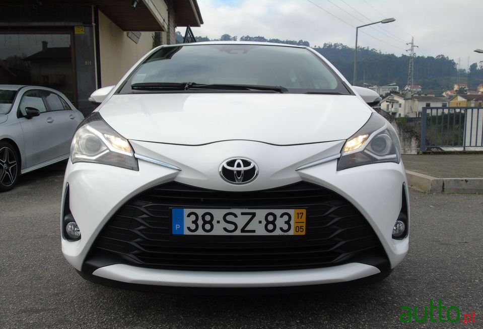 2017' Toyota Yaris photo #2