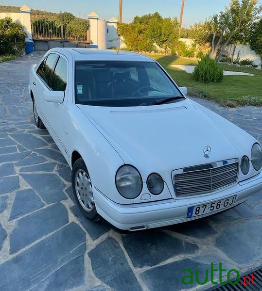 1996' Mercedes-Benz E-220 photo #1