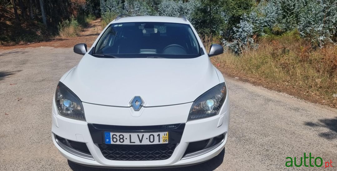 2011' Renault Megane Sport Tourer photo #2
