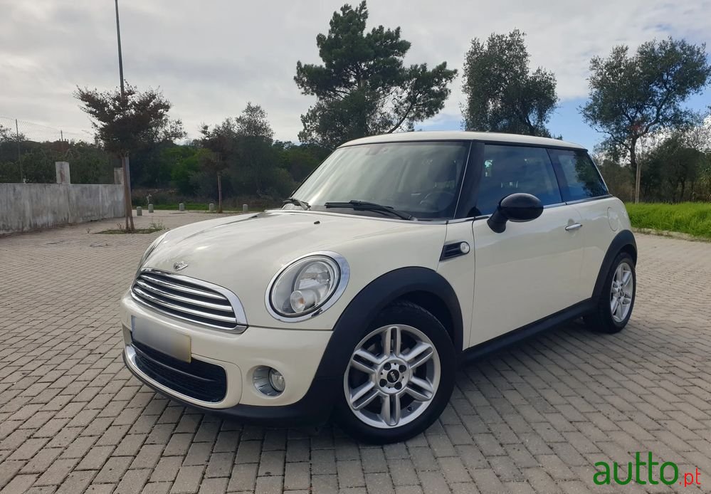 2013' MINI Cooper D photo #1