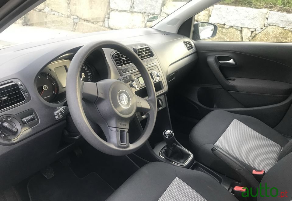 2014' Volkswagen Polo photo #6