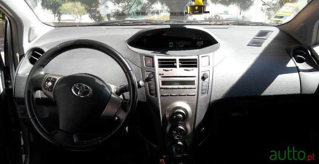 2010' Toyota Yaris photo #2