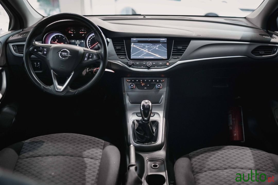 2016' Opel Astra photo #2