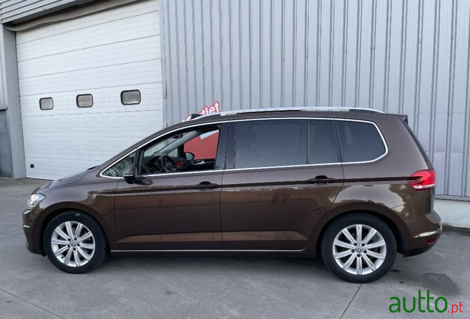 2017' Volkswagen Touran photo #2
