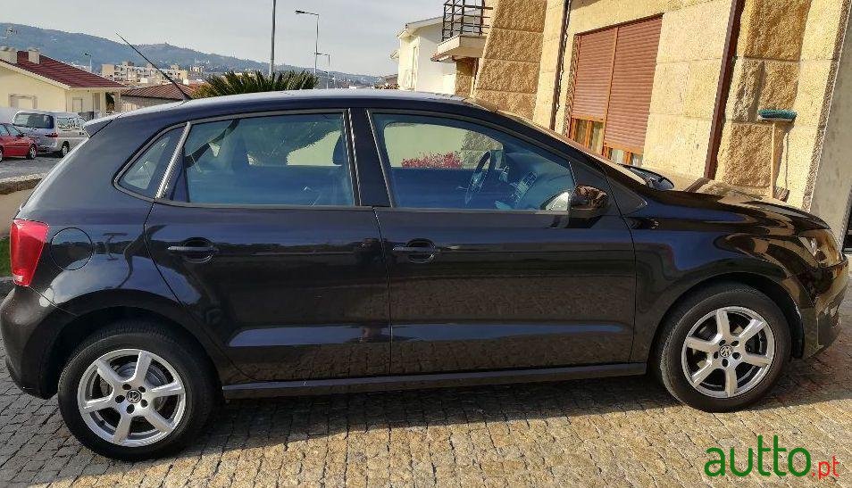 2011' Volkswagen Polo photo #1