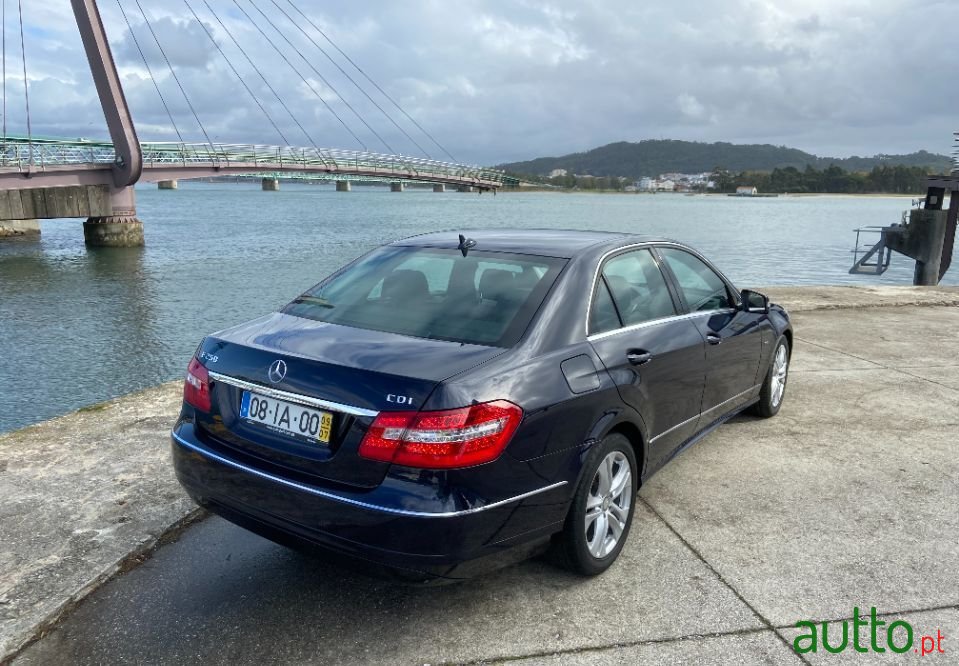 2009' Mercedes-Benz E-250 photo #5