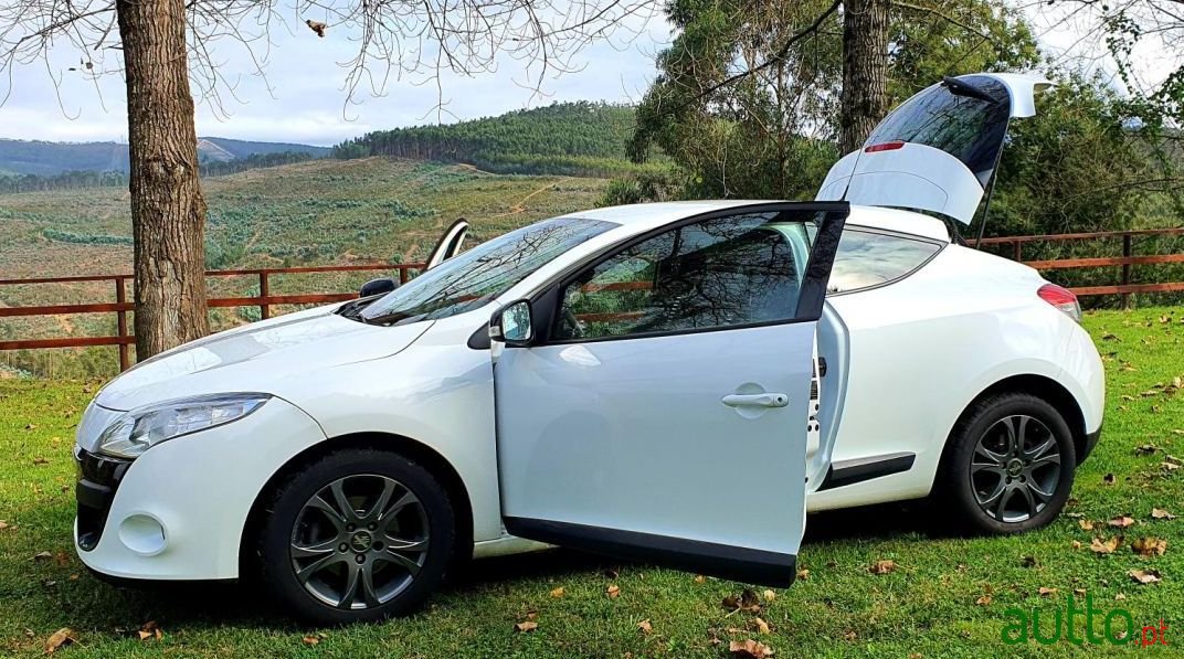 2011' Renault Megane Coupe photo #2