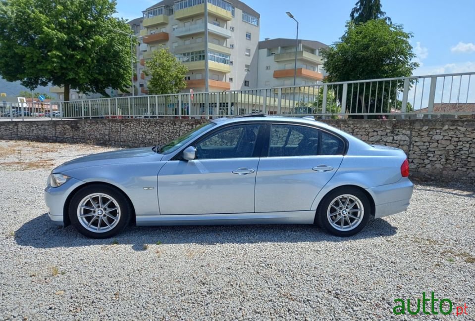 2010' BMW 320 photo #3