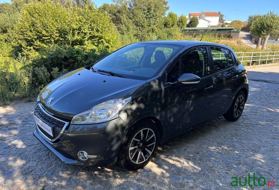 2012' Peugeot 208 photo #1