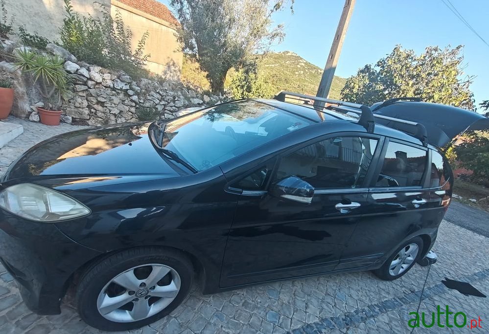 2010' Honda FR-V photo #3