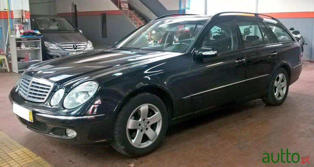 2004' Mercedes-Benz E 220 CDi Elegance photo #3